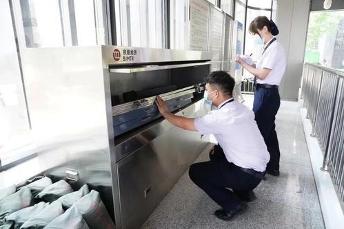 備戰大雨,北京多趟火車停運,部分公交調整 地鐵將發一次性雨衣