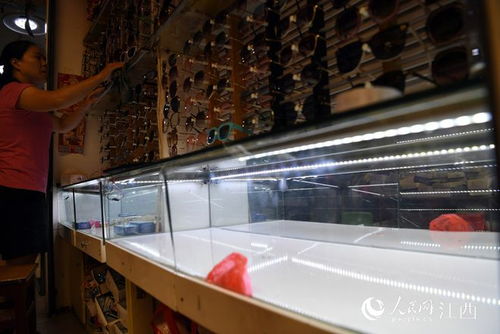 高清圖 南昌老洪城大市場月底關閉 商家甩賣商品