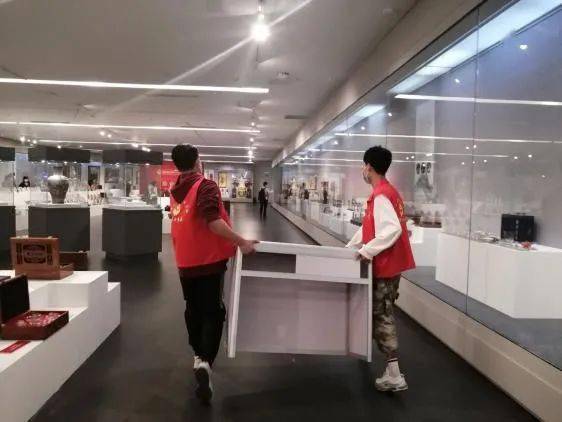 團市委組織青年志愿者服務首屆山西工藝美術產(chǎn)品博覽交易會